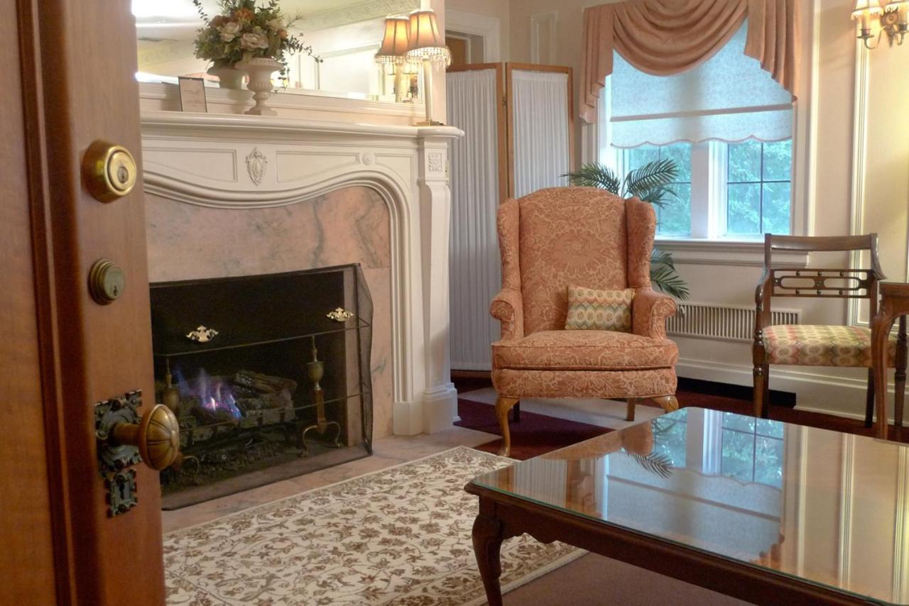 The English Inn Eaton Rapids Bagian luar foto