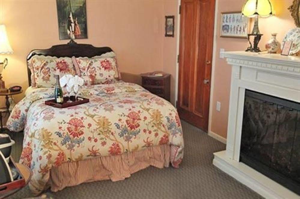The English Inn Eaton Rapids Bagian luar foto